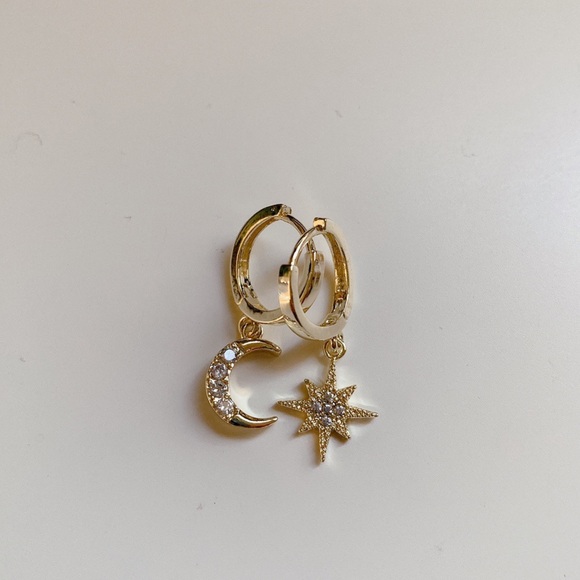βSOLDβ πHPπ π4/$20 GOLD STAR AND MOON EARRINGS - Picture 4 of 7